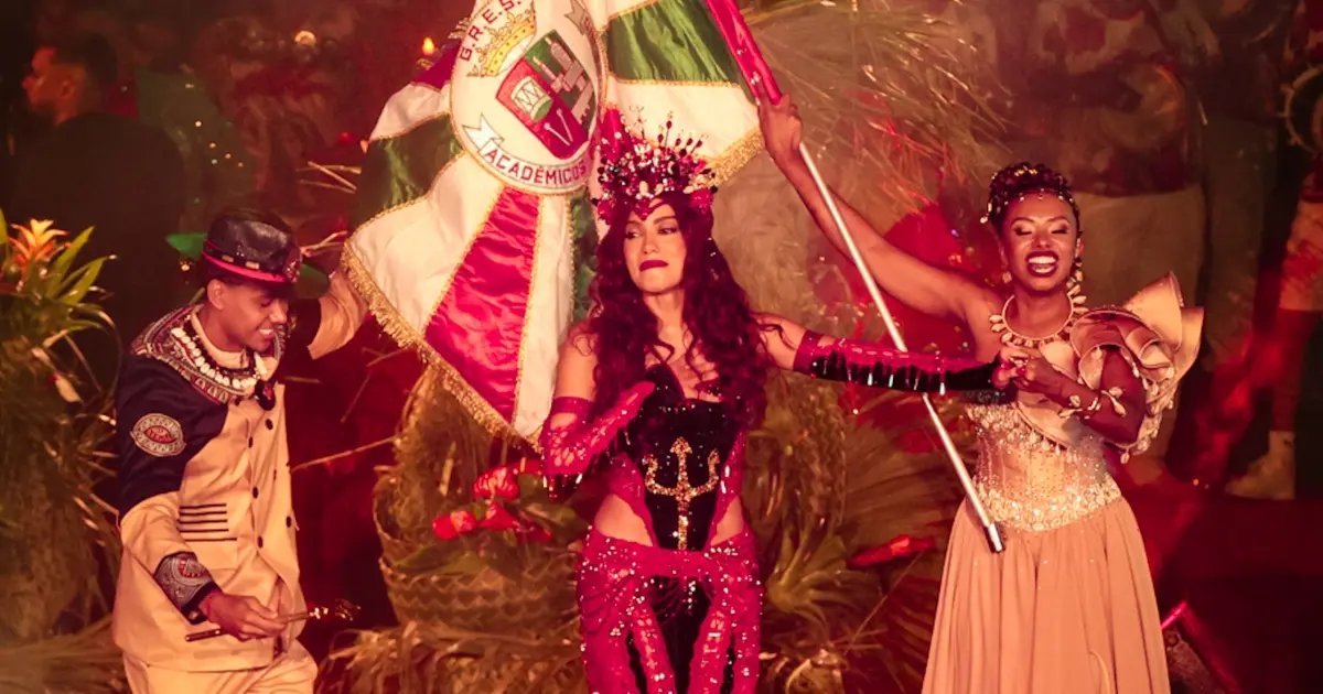 Anitta com a coroa durante a celebração na Grande Rio