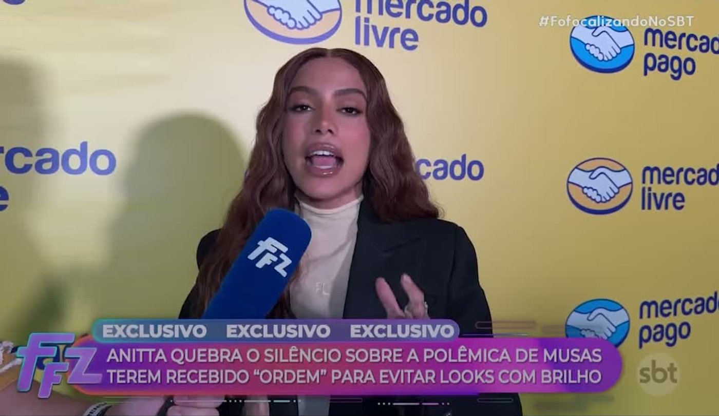 Anitta responde a uma pergunta em entrevista ao Fofocalizando