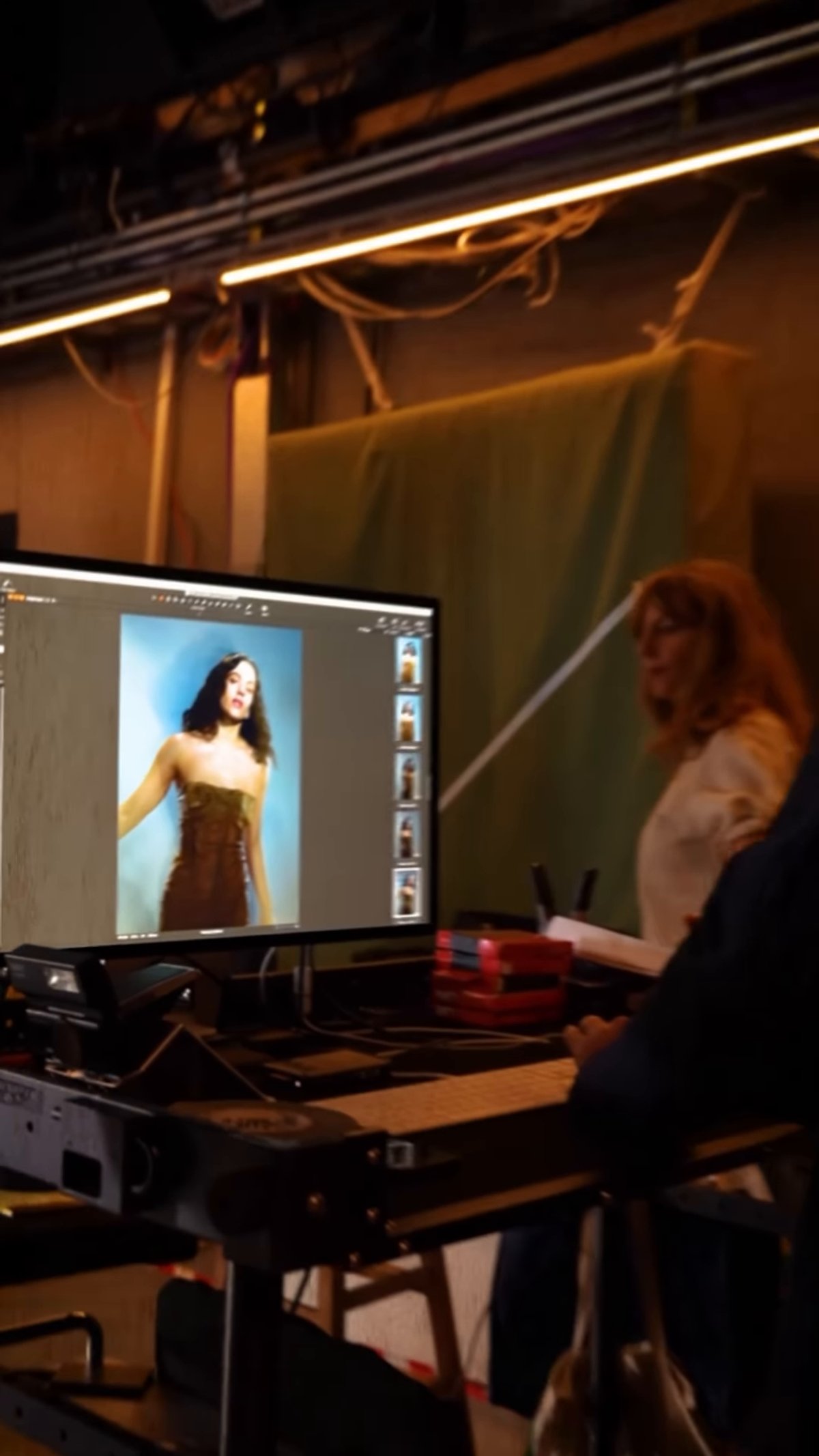 Equipe confere em uma tela uma fotografia de Rosalía durante o ensaio do SNL