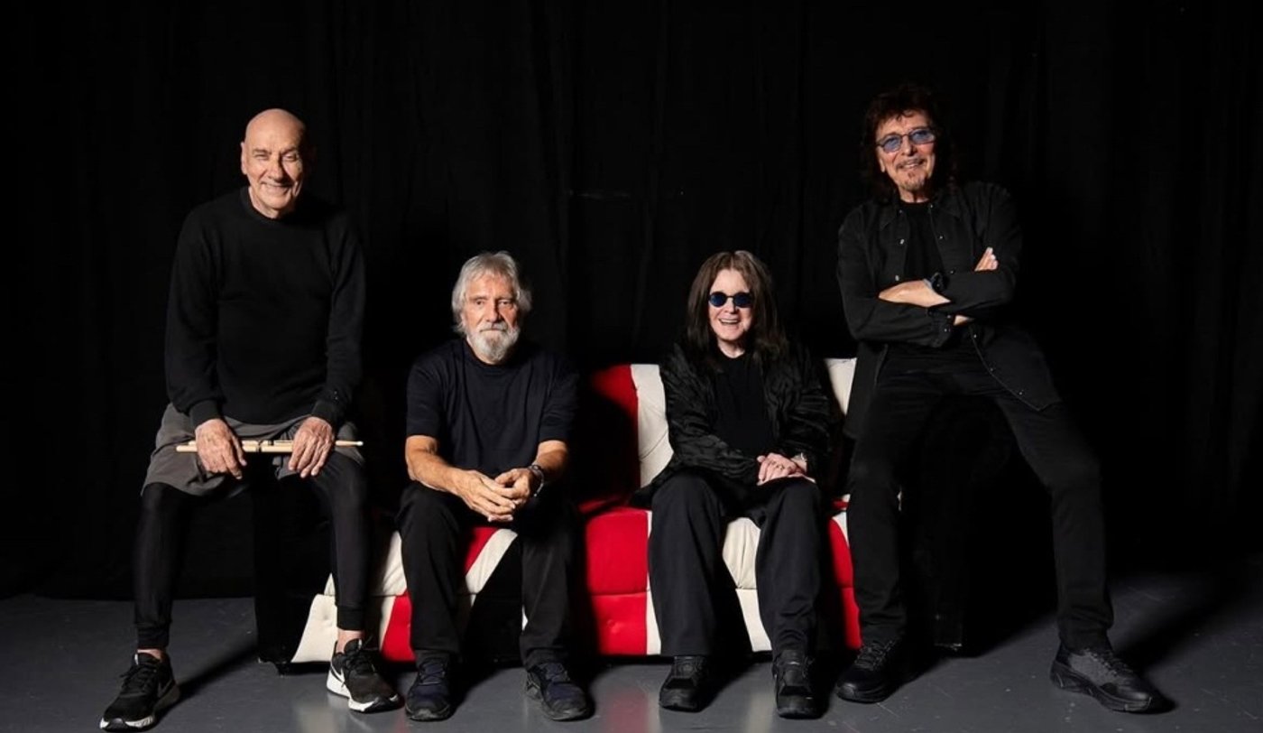 Tony Iommi, Ozzy Osbourne, Geezer Butler e Bill Ward em fotografia da formação original do Black Sabbath