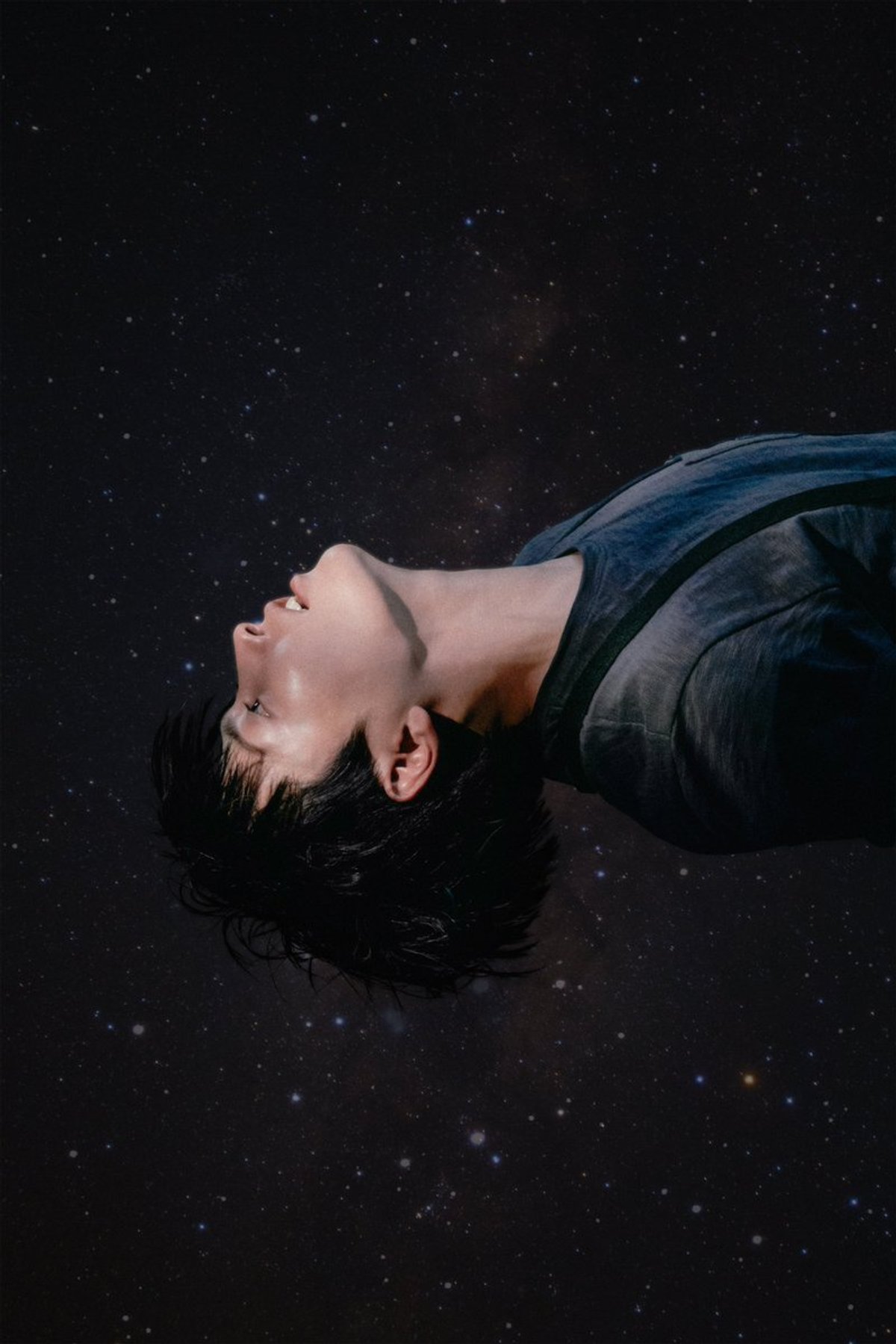 Retrato de Hongjoong cercado por uma composição de estrelas na divulgação de ENOuGH.
