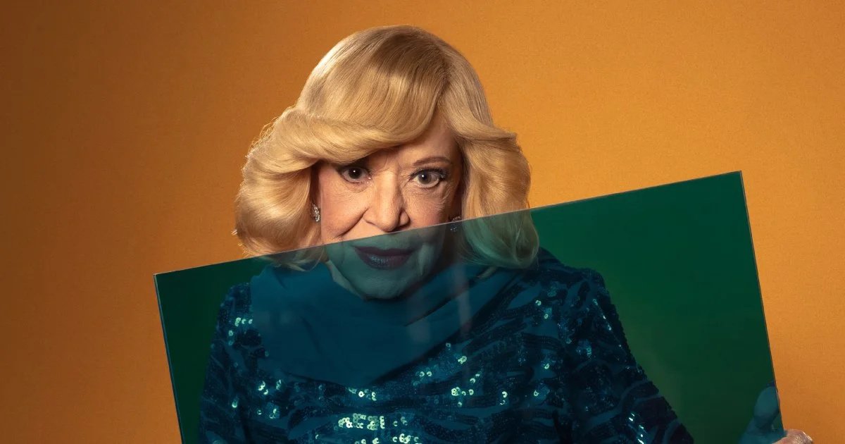 Apresentação visual de Bem Feliz com o retrato de Claudette Soares.