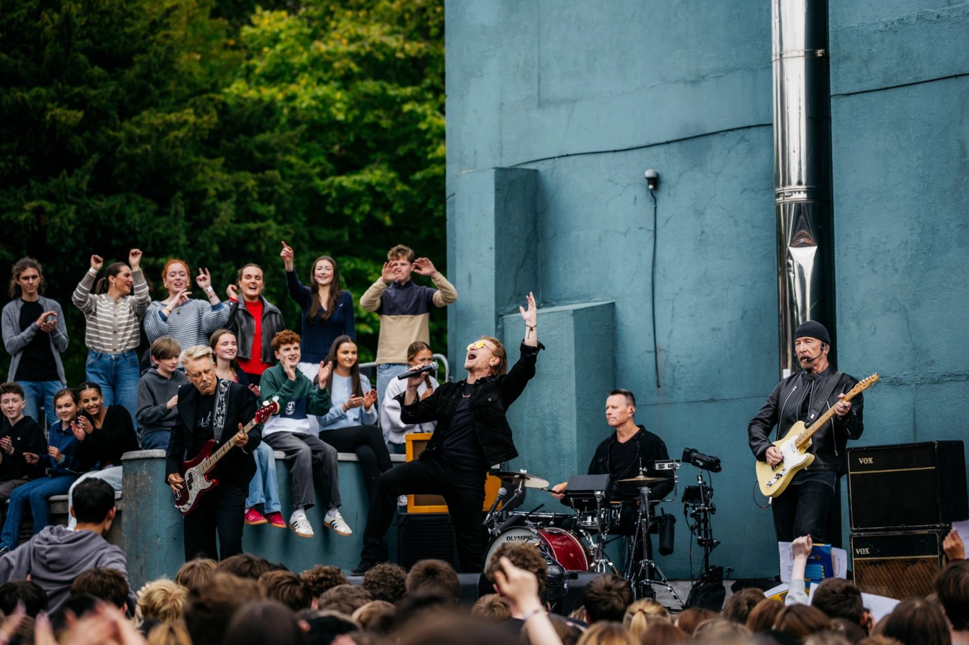 U2 se apresenta diante de estudantes no Mount Temple, em Dublin