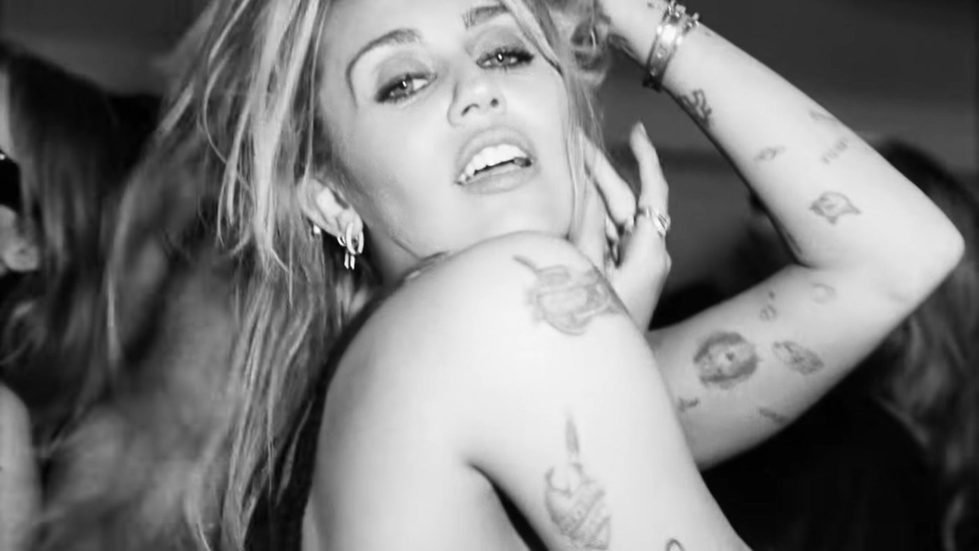 Miley em cena de Let’s Get Married, dirigido por Mert Alas