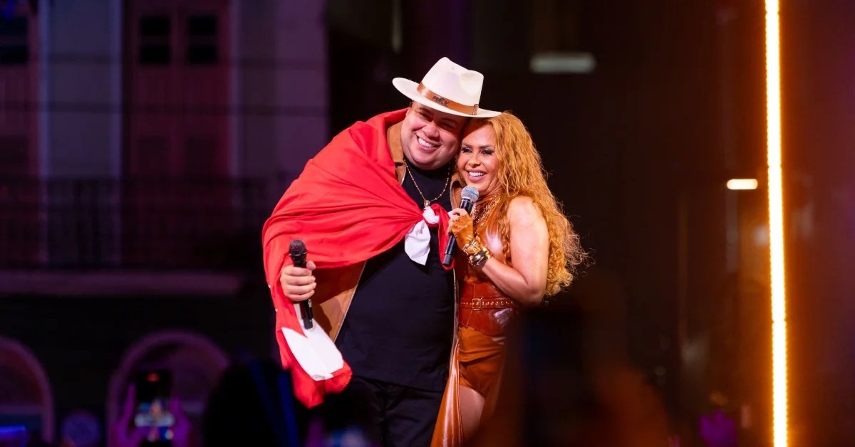 Rey Vaqueiro e Joelma se abraçam durante a gravação em Belém