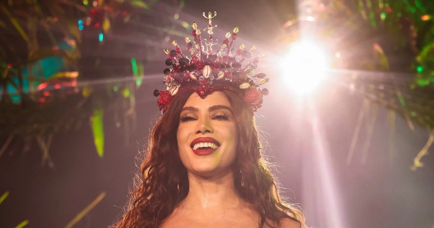 Anitta com a coroa de rainha de bateria da Grande Rio