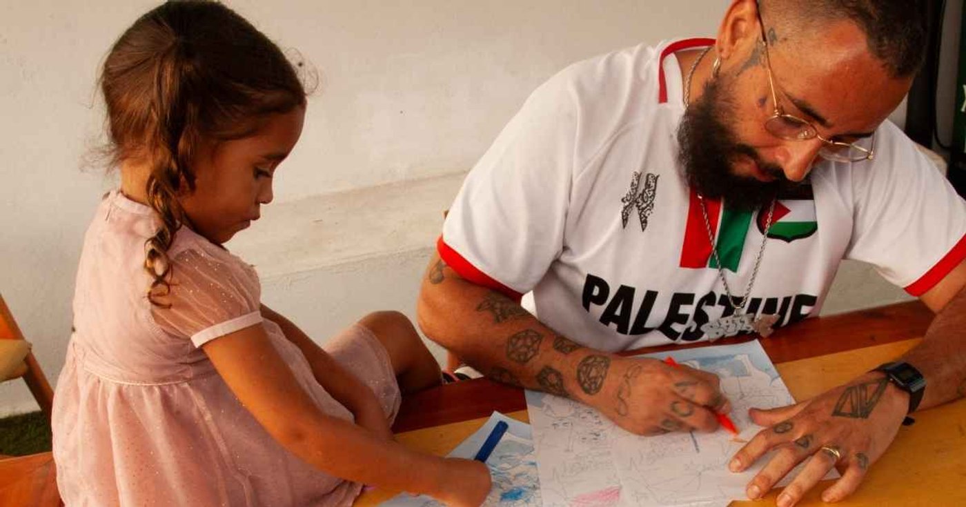 FBC e sua filha colorindo um desenho do manifesto que acompanha Skarnaval.