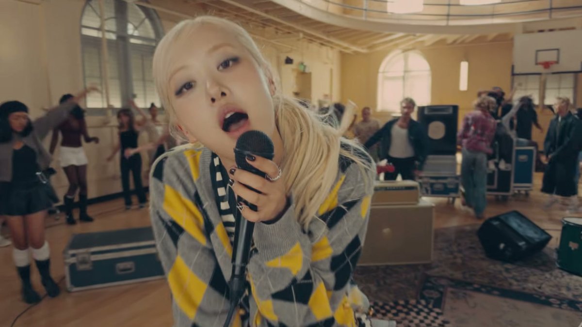 Rosé no clipe dirigido por Dave Meyers