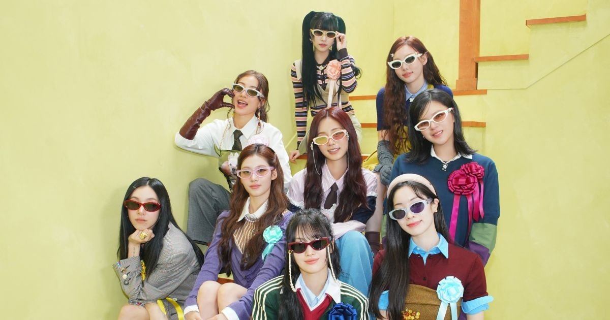 Integrantes do TWICE em fotografia promocional