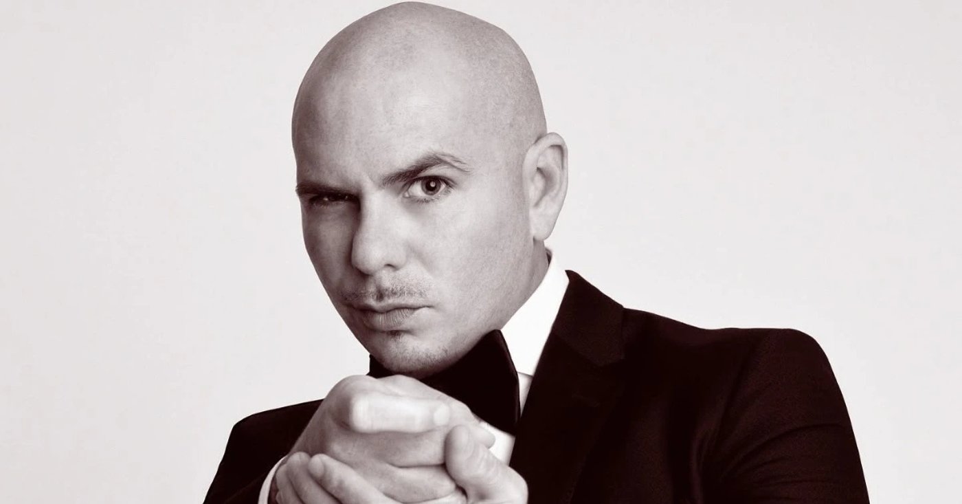 Pitbull de terno em fotografia em preto e branco