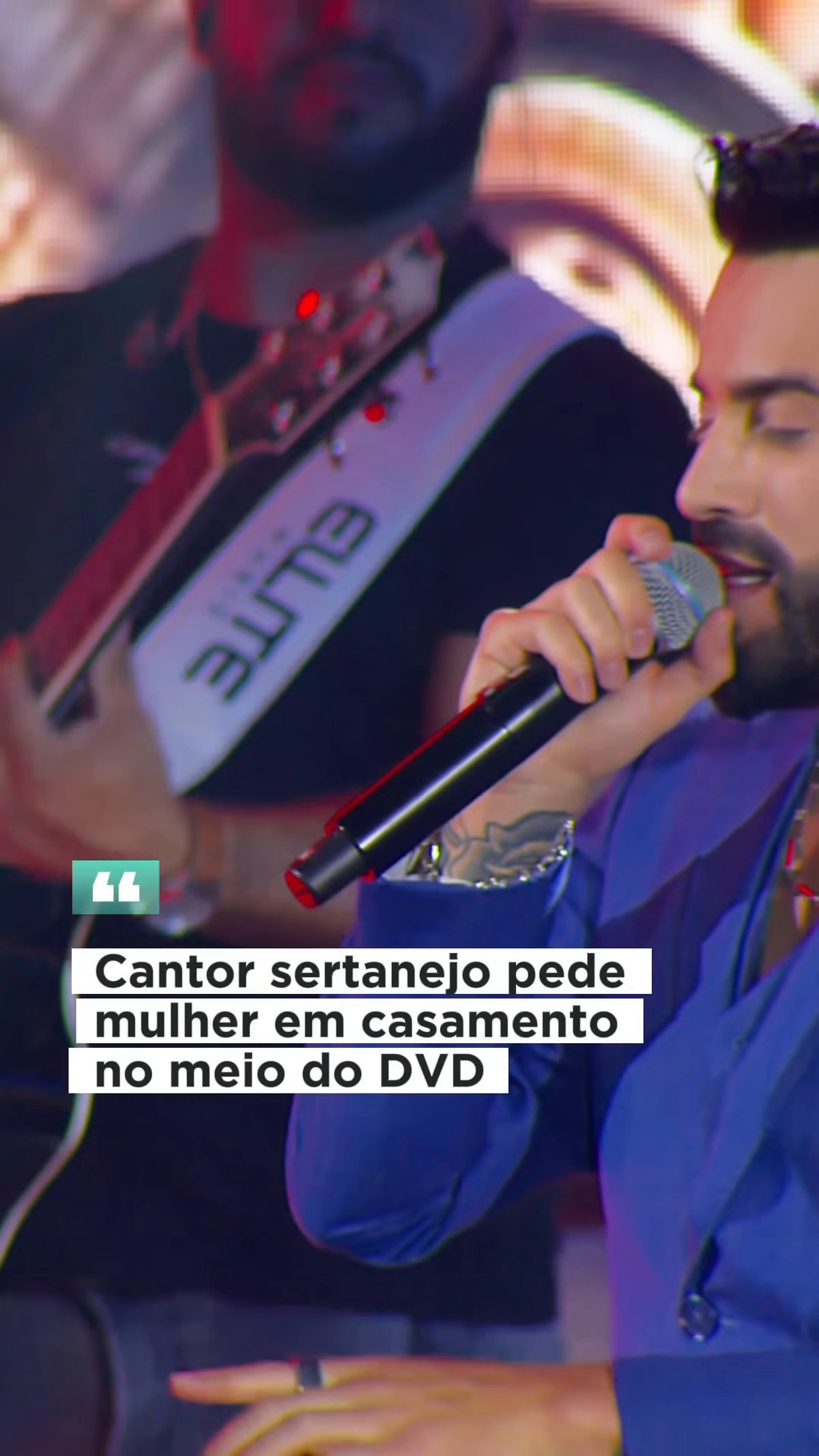 Rafael Quadros canta no palco do DVD Imprevisível diante de Ana Paula