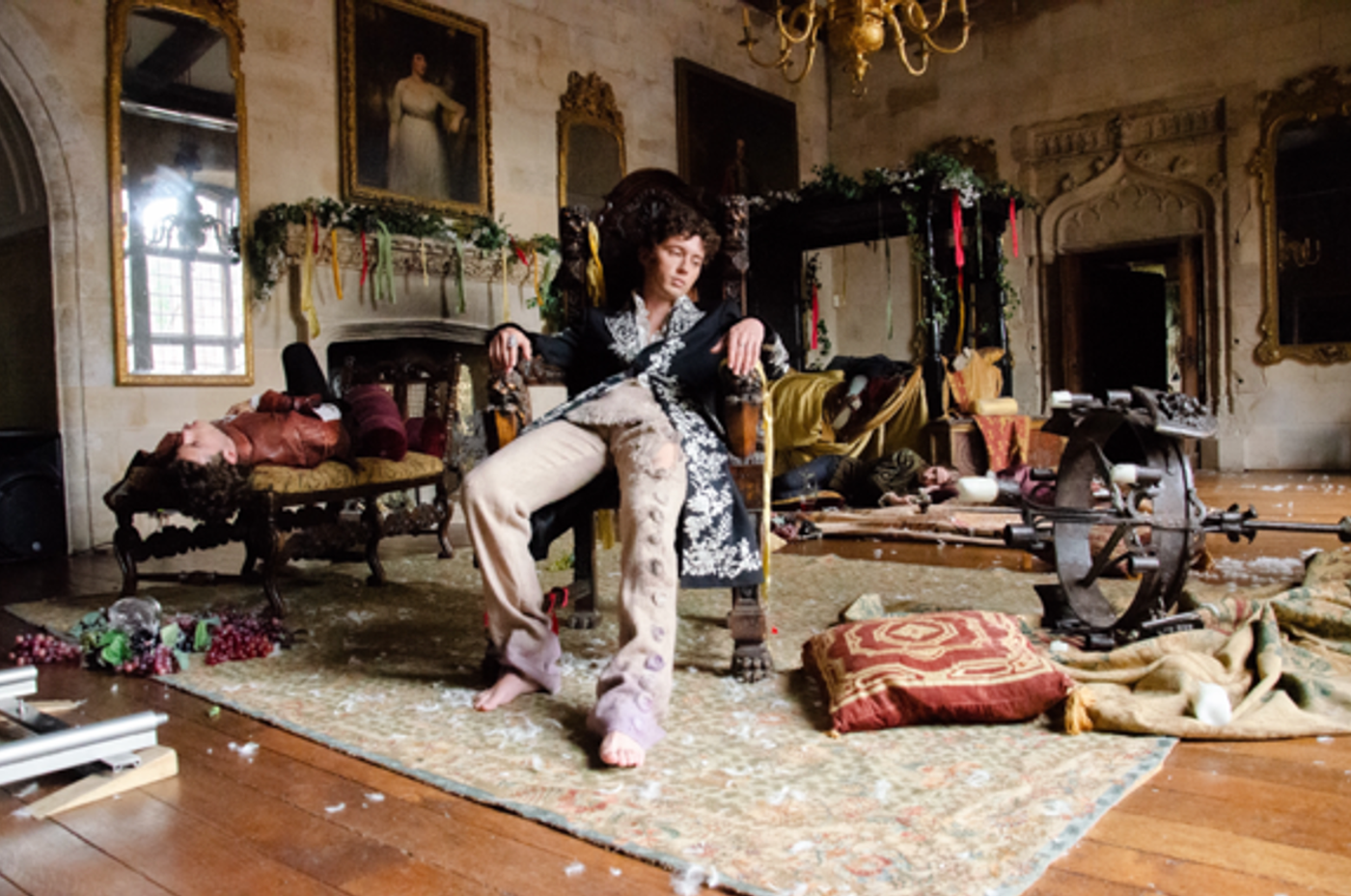 Cena do videoclipe Party, de Troye Sivan, filmado em um castelo