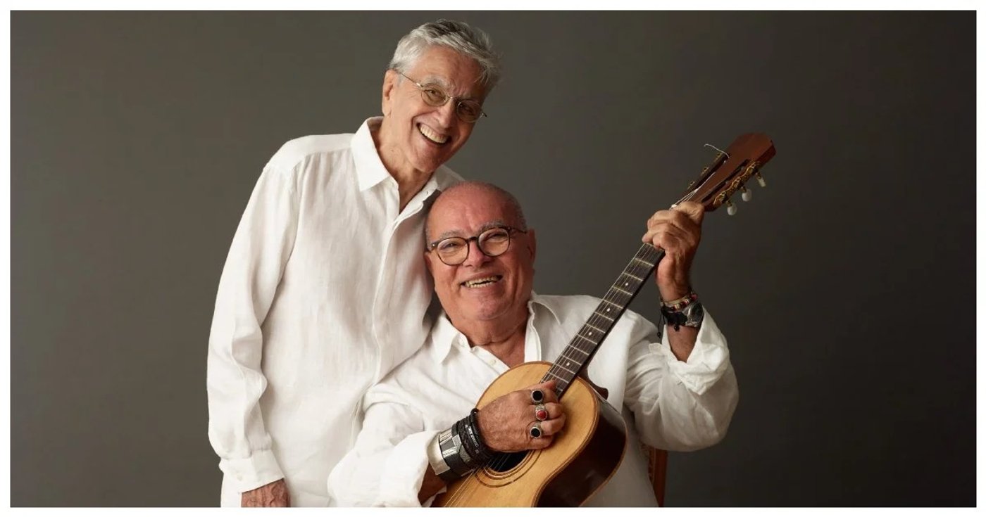 Caetano Veloso e Cézar Mendes com um violão