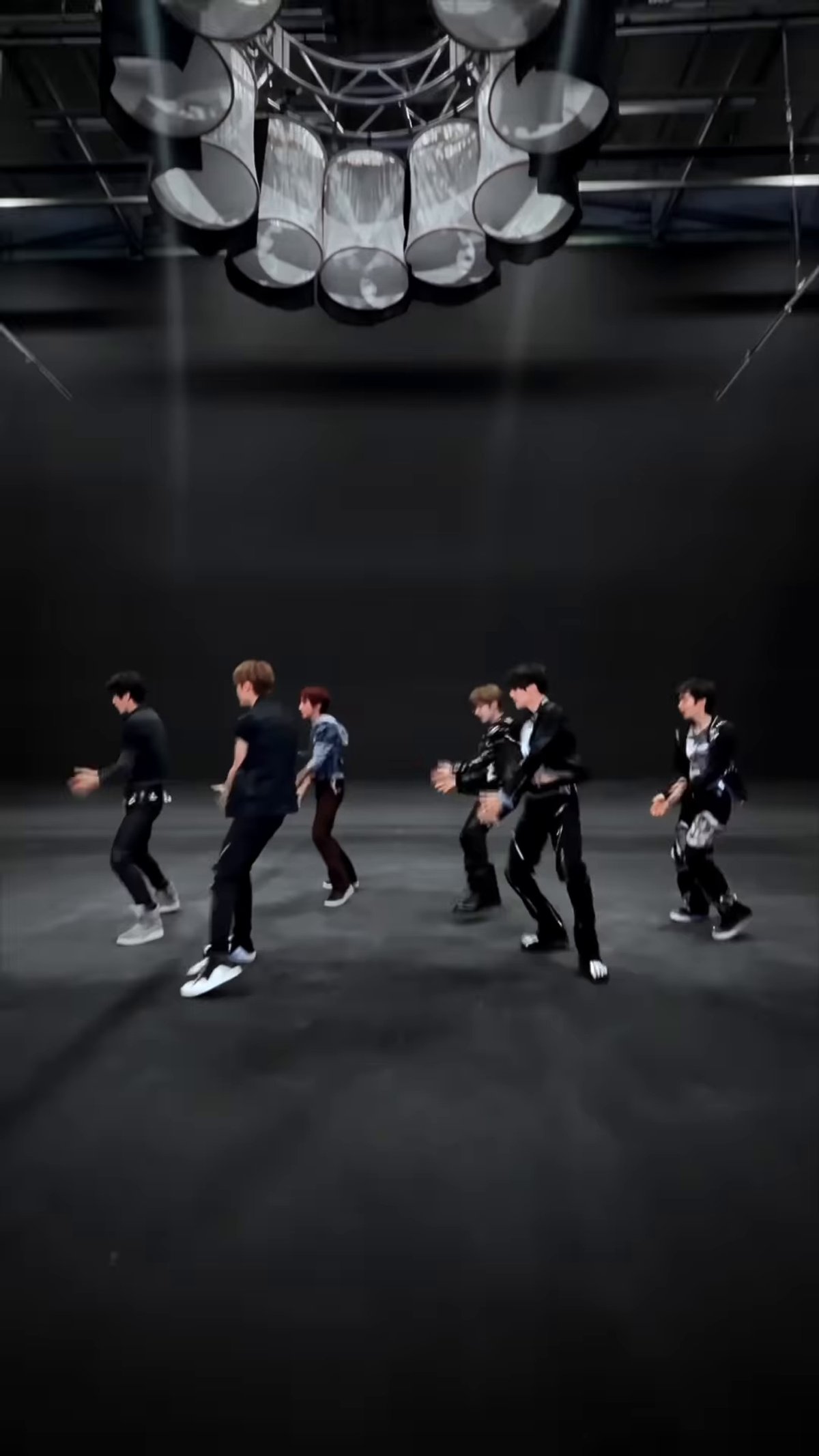 NCT WISH dança em um estúdio de fundo escuro no vídeo curto oficial de I SPY