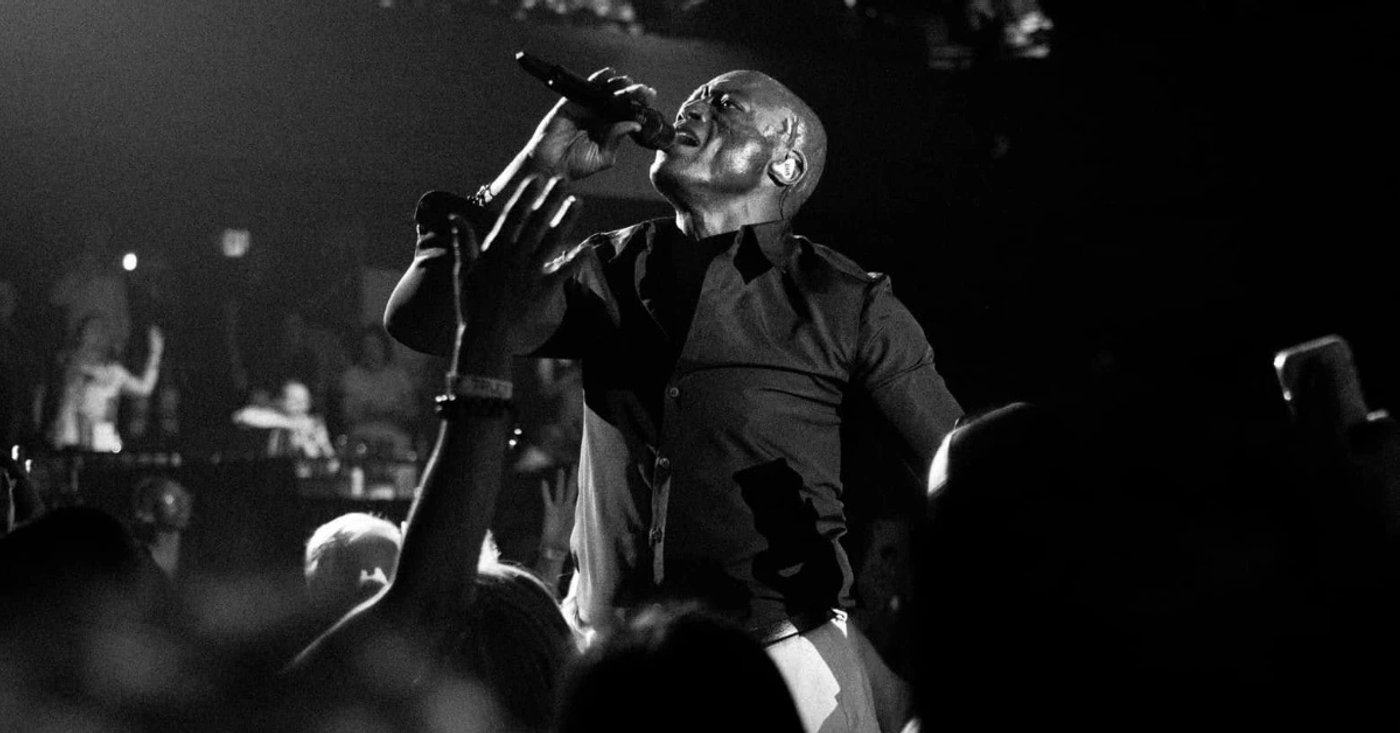 Seal canta ao microfone em fotografia de apresentação