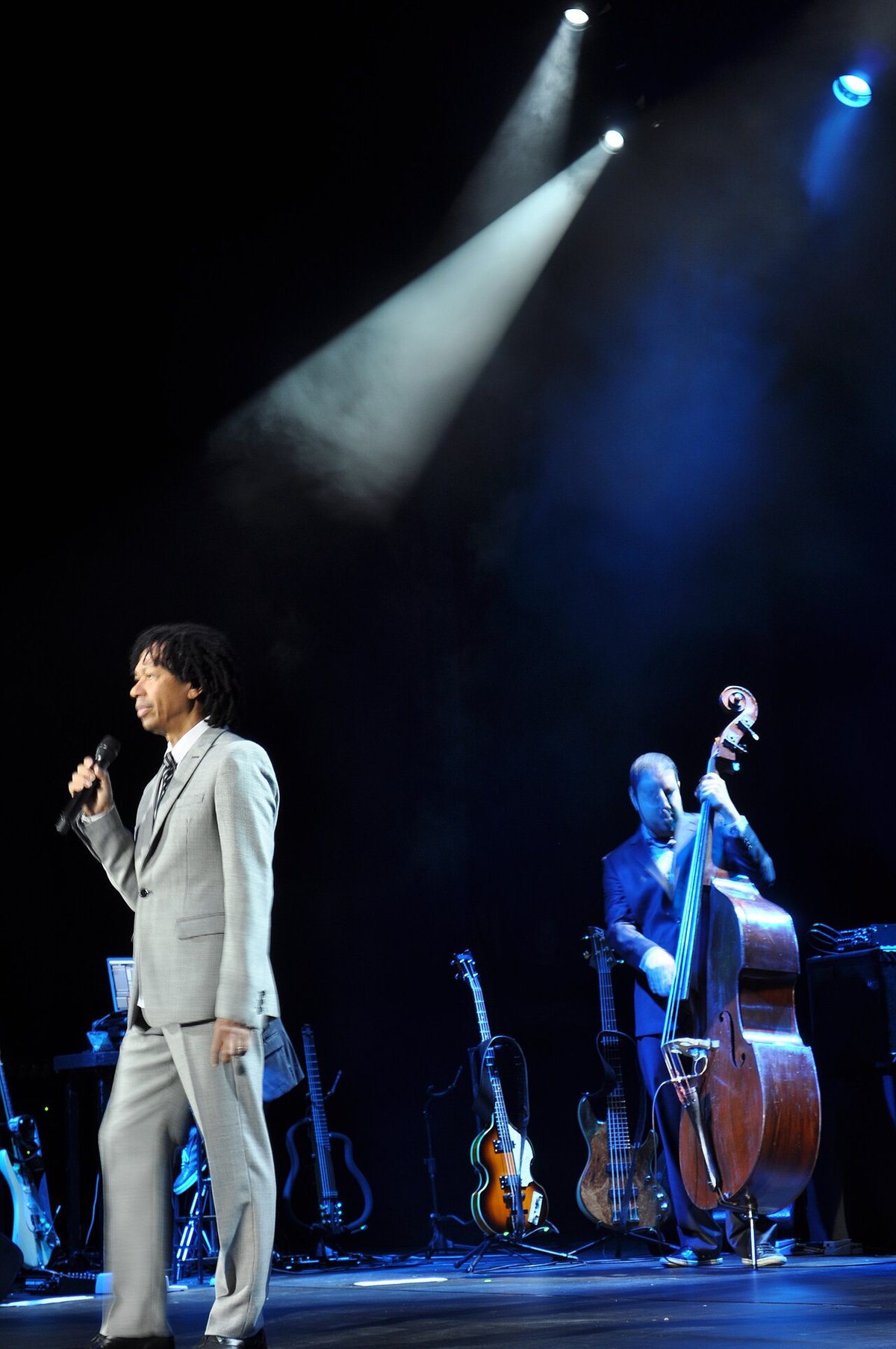 Djavan em apresentação registrada em 2009.
