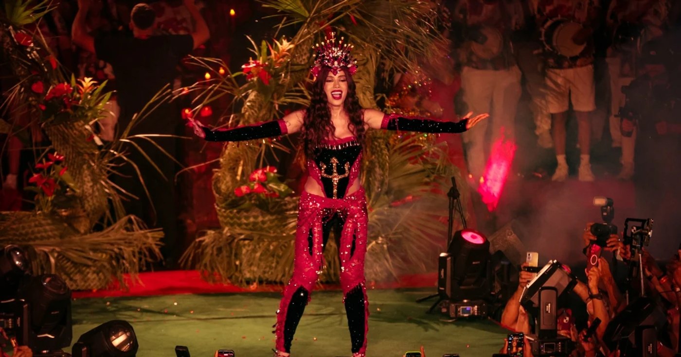 Anitta de vermelho durante a coroação na Grande Rio em setembro de 2026