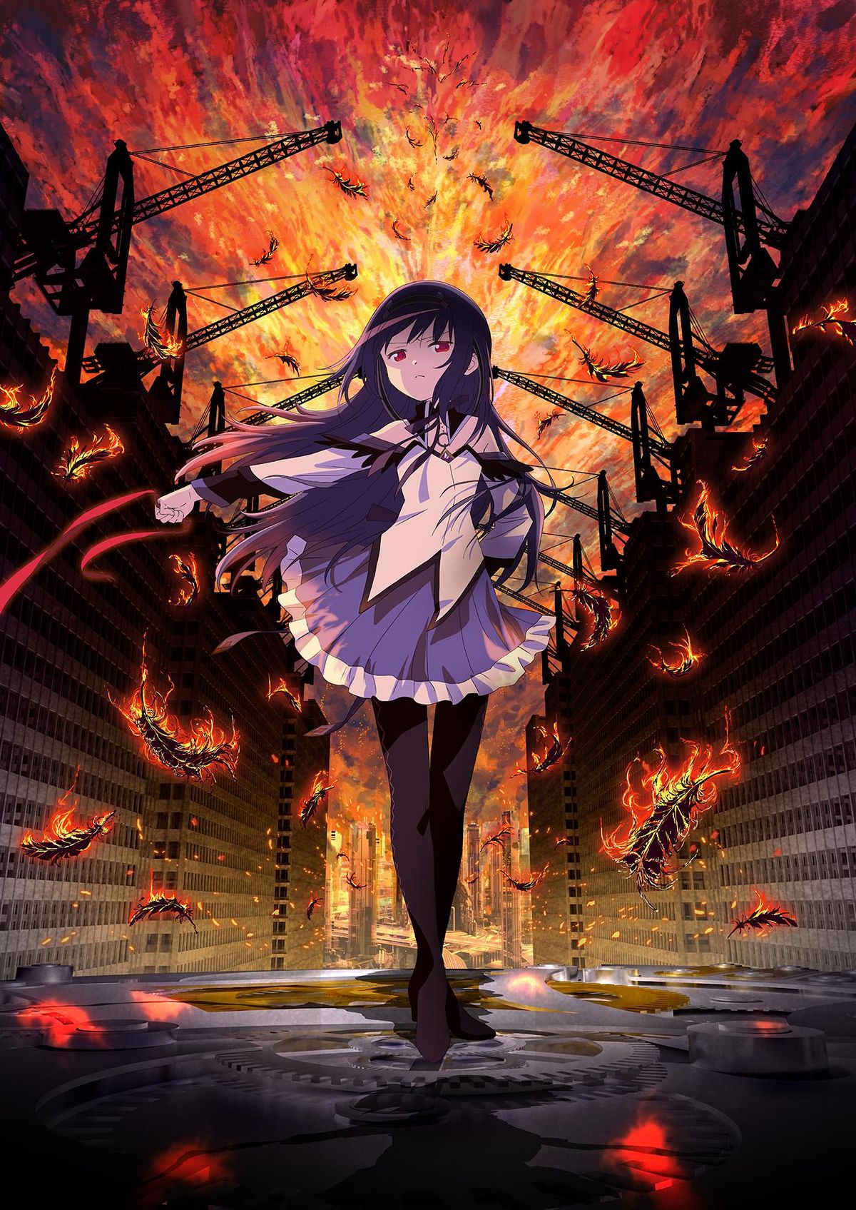 Homura Akemi caminhando por uma cidade escura, cercada por penas em chamas e um intenso céu avermelhado.