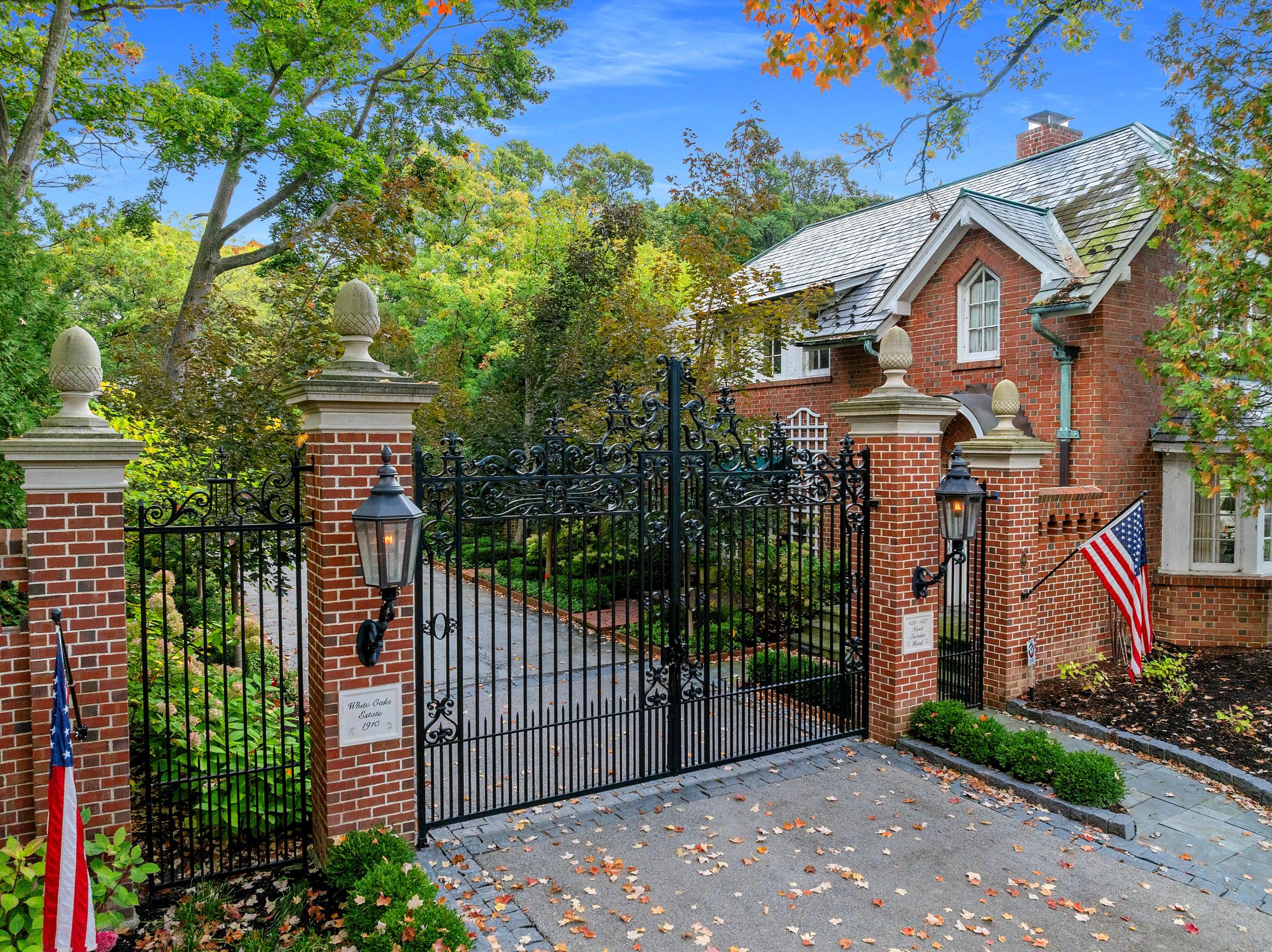 Lake Forest, White Oaks Estate, Historic Gates — image 1 of 9