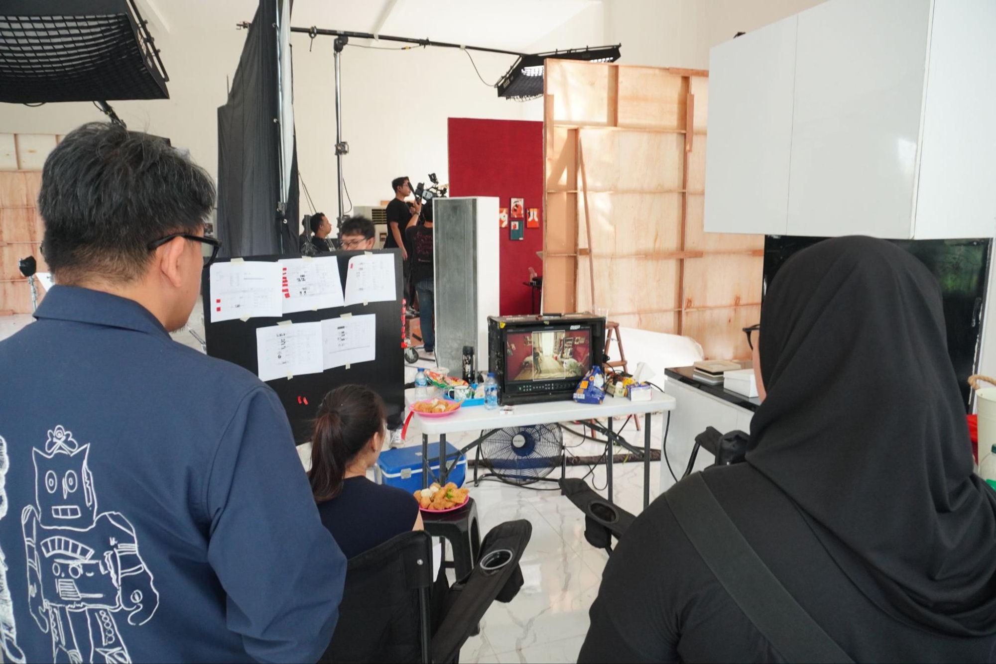 Suasana produksi di studio, kru memantau monitor kamera