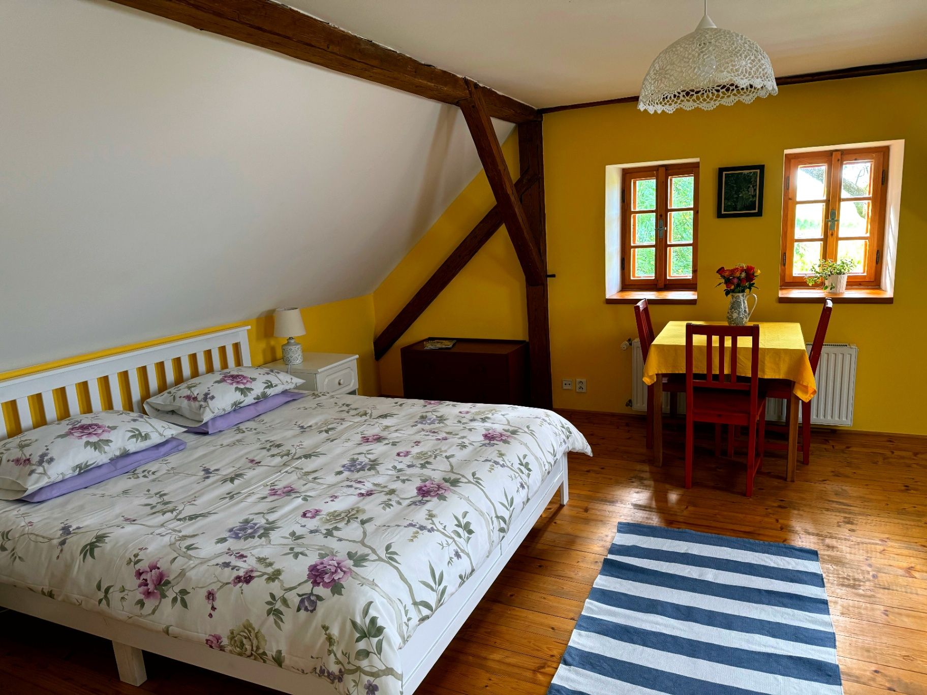 Apartmán č. 10 — žlutá ložnice s trámy