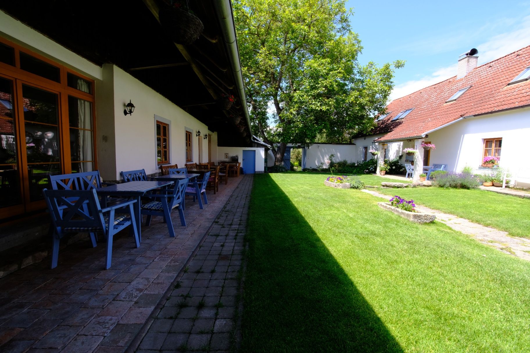 Dvůr s posezením pod ořešákem