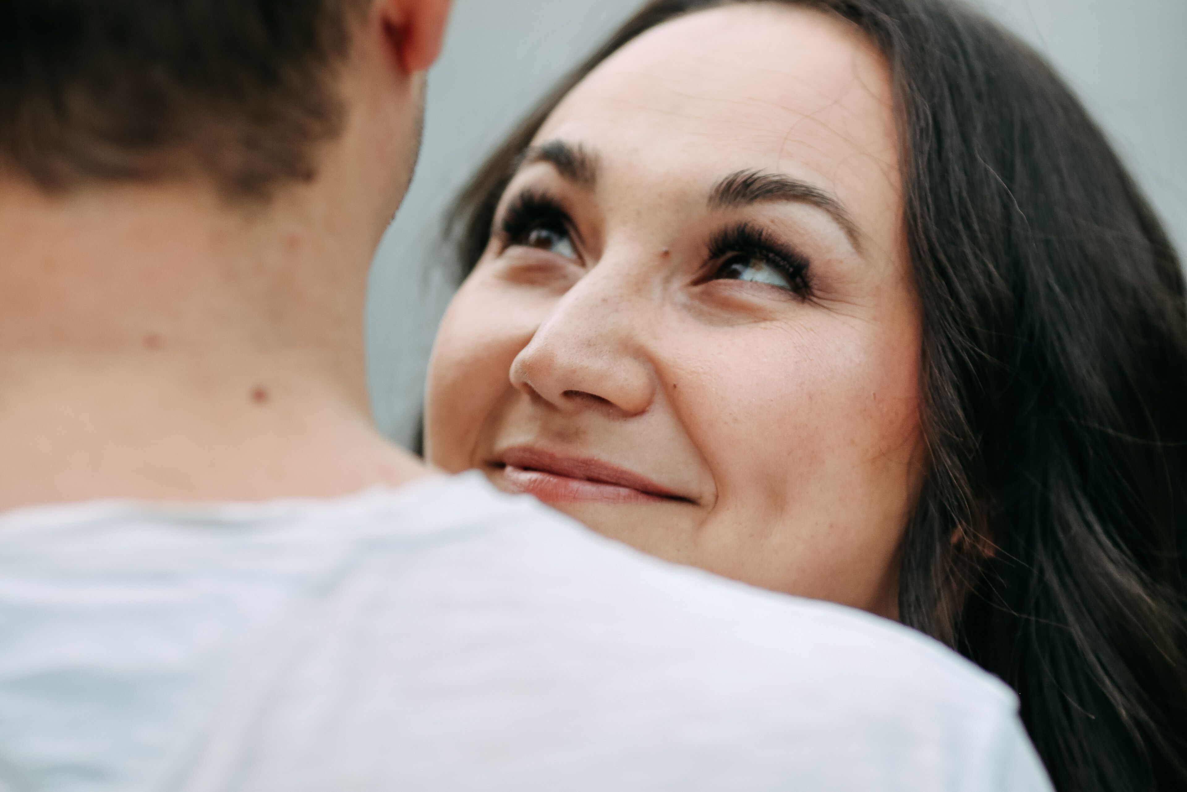 Frau schaut Mann verliebt an