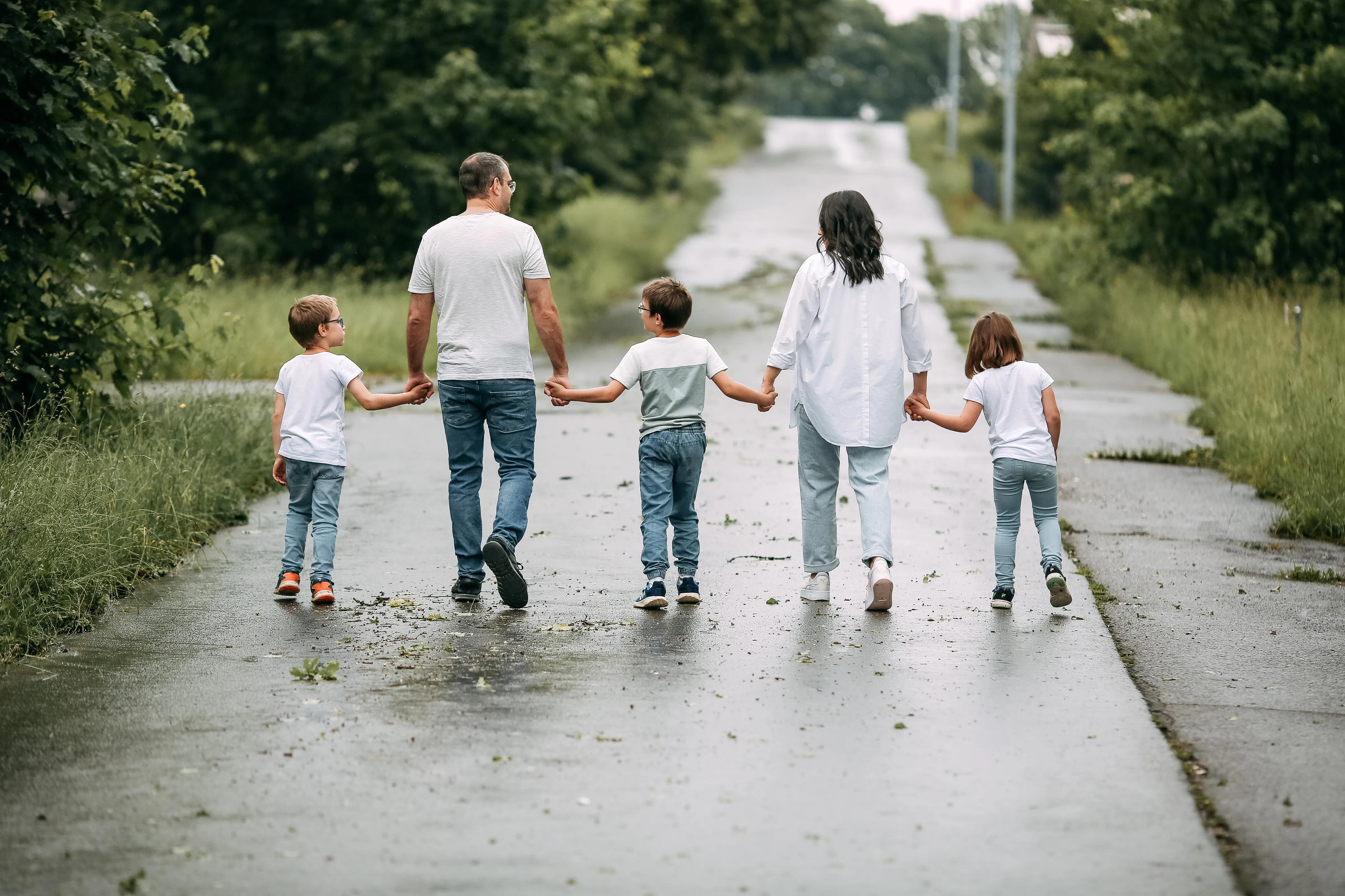 Familie geht spazieren