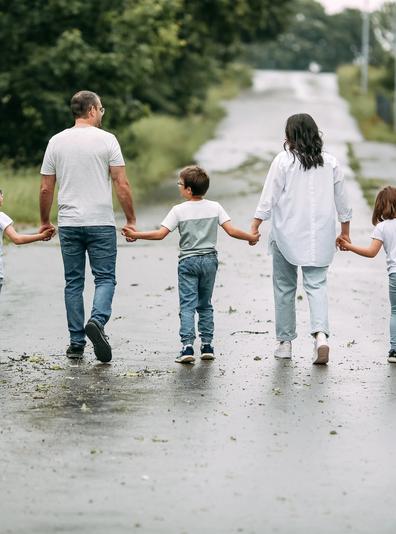 Familie geht spazieren
