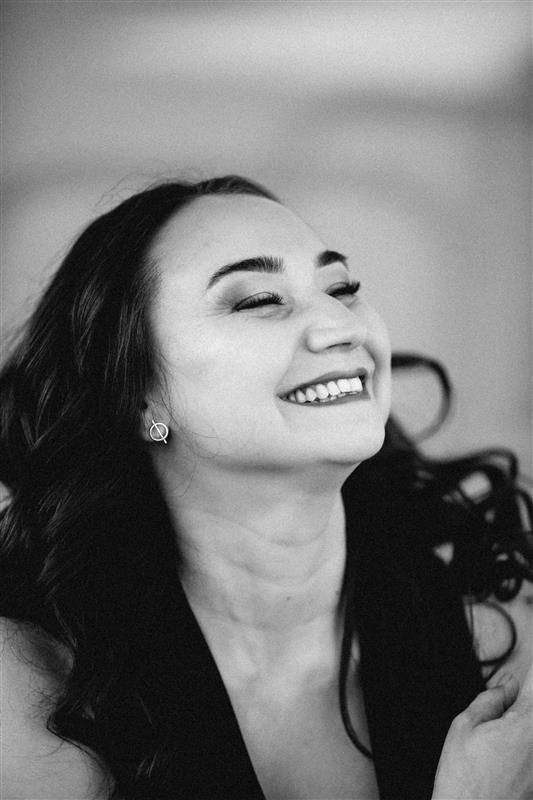 glückliches lachen einer Frau