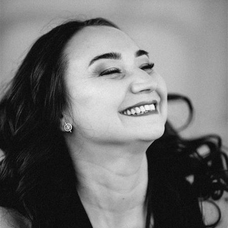 glückliches lachen einer Frau