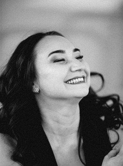 glückliches lachen einer Frau