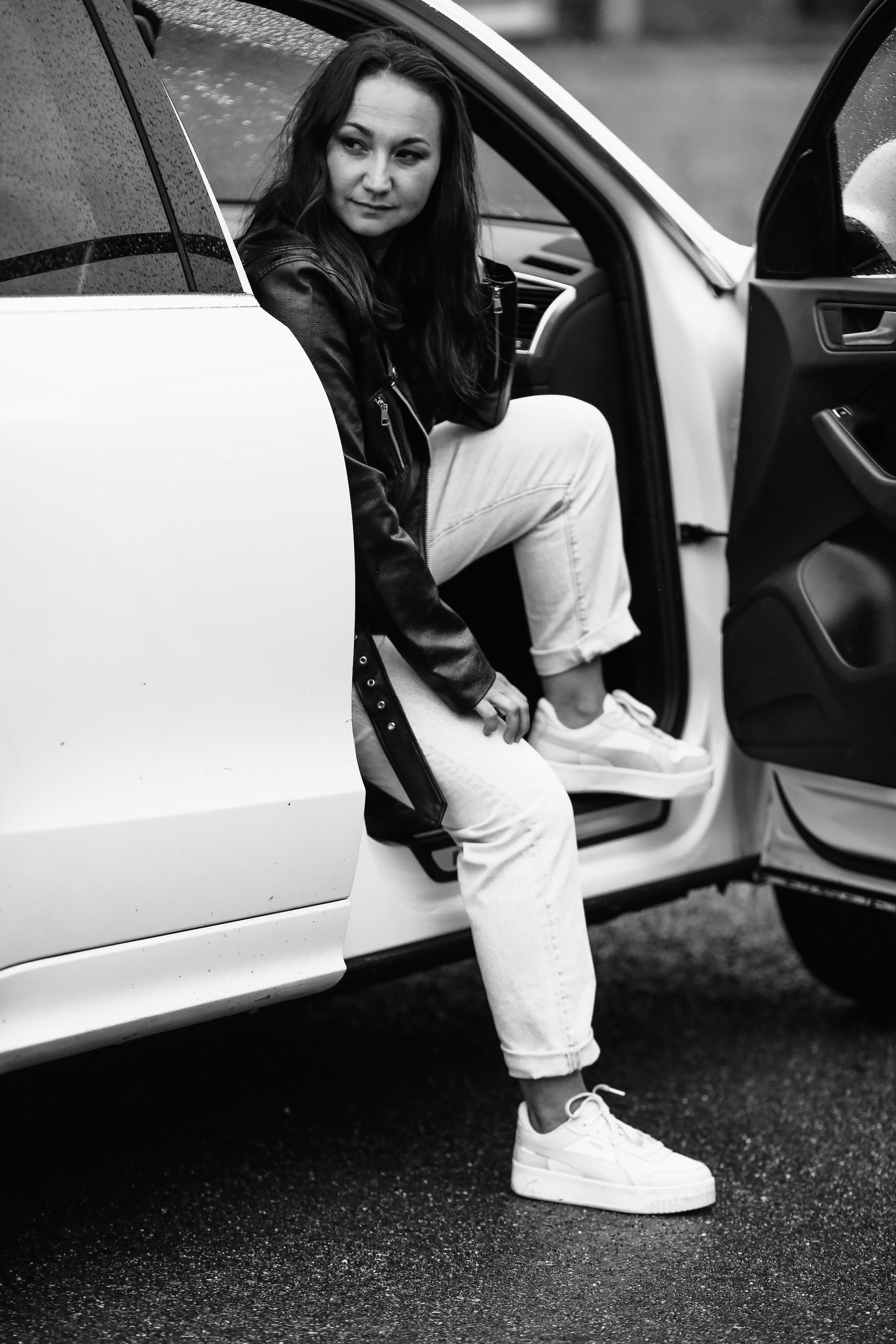 Eine Frau sitzt im Auto