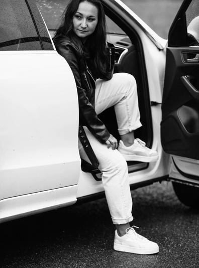 Eine Frau sitzt im Auto