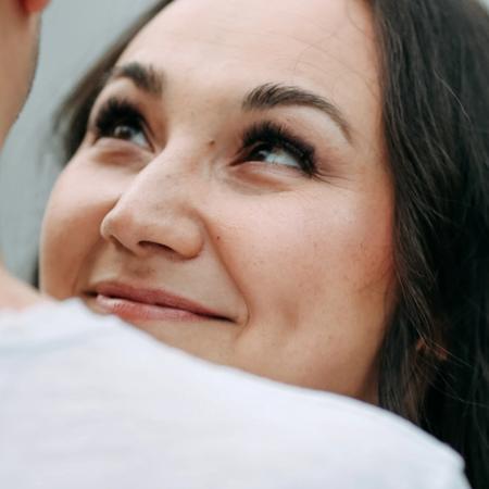 Frau schaut Mann verliebt an