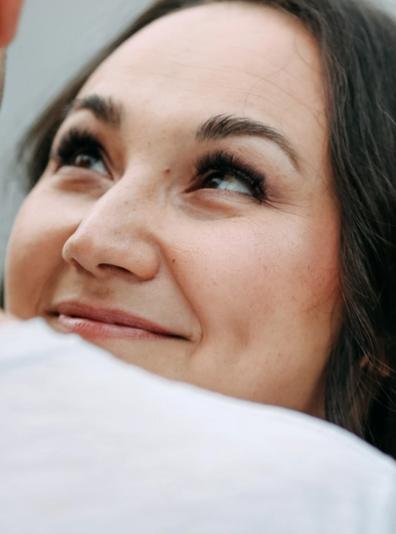 Frau schaut Mann verliebt an