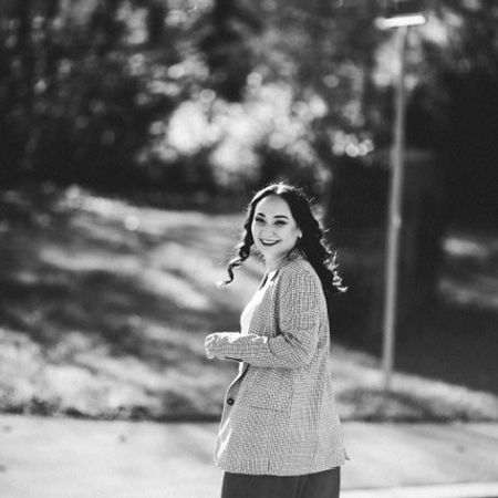 Eine Frau läuft über die Strasse