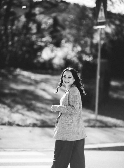 Eine Frau läuft über die Strasse