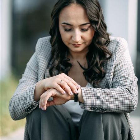 Eine Frau schaut auf die Uhr