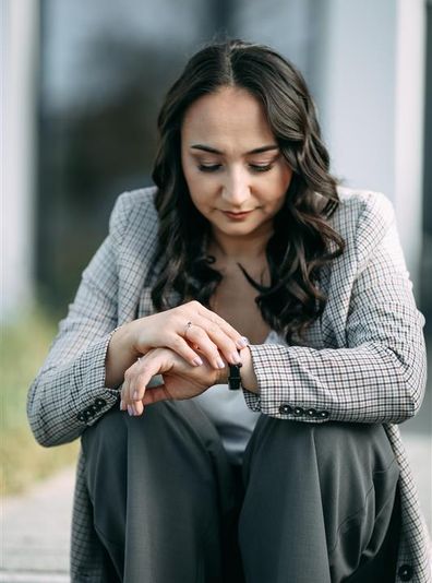 Eine Frau schaut auf die Uhr