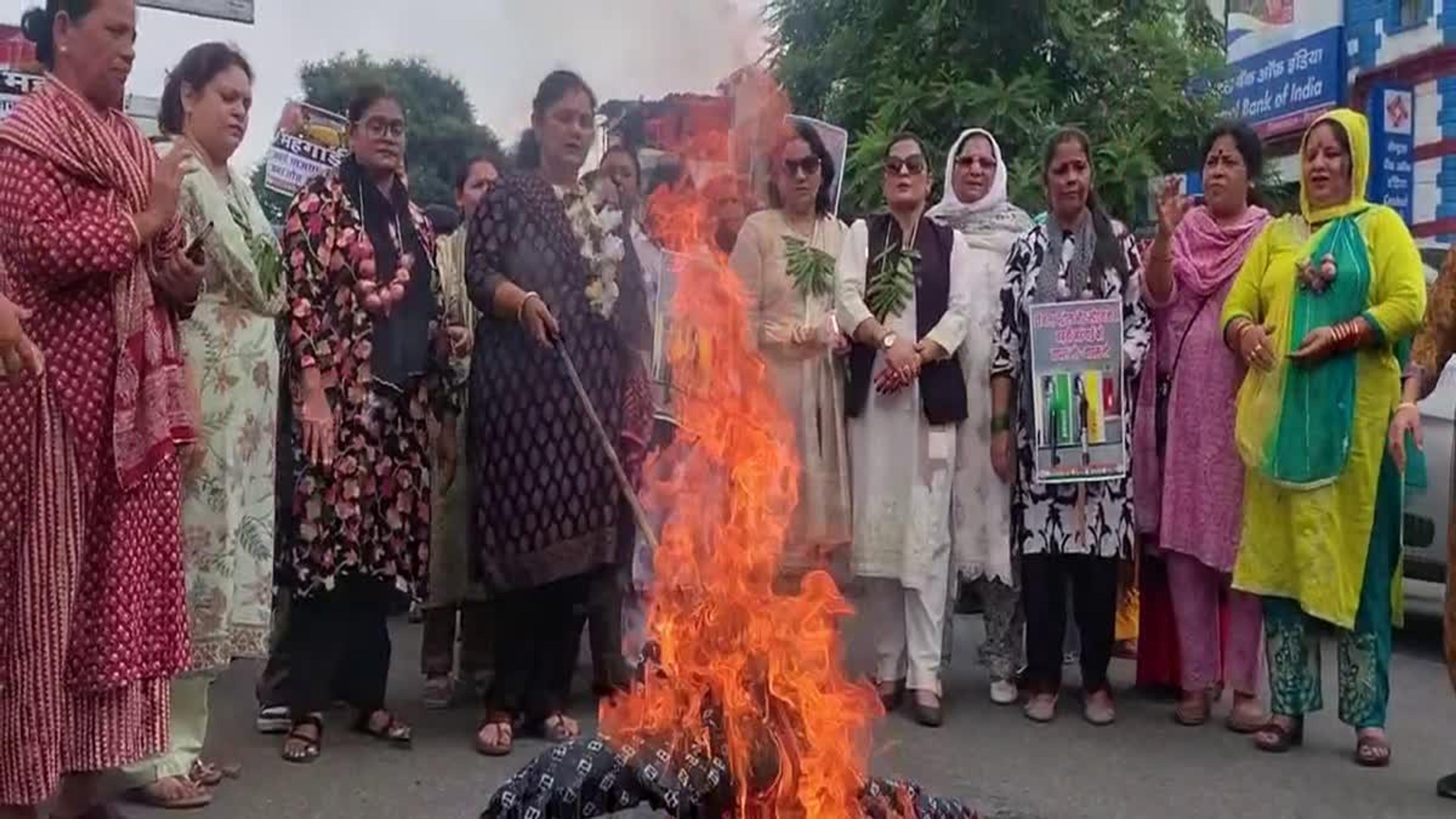 देहरादून में महिला कांग्रेस का अनोखा प्रदर्शन: गले में प्याज और चीनी की माला पहनकर फूंका BJP का पुतला; बोलीं- महंगाई से रसोई का बजट बिगड़ा