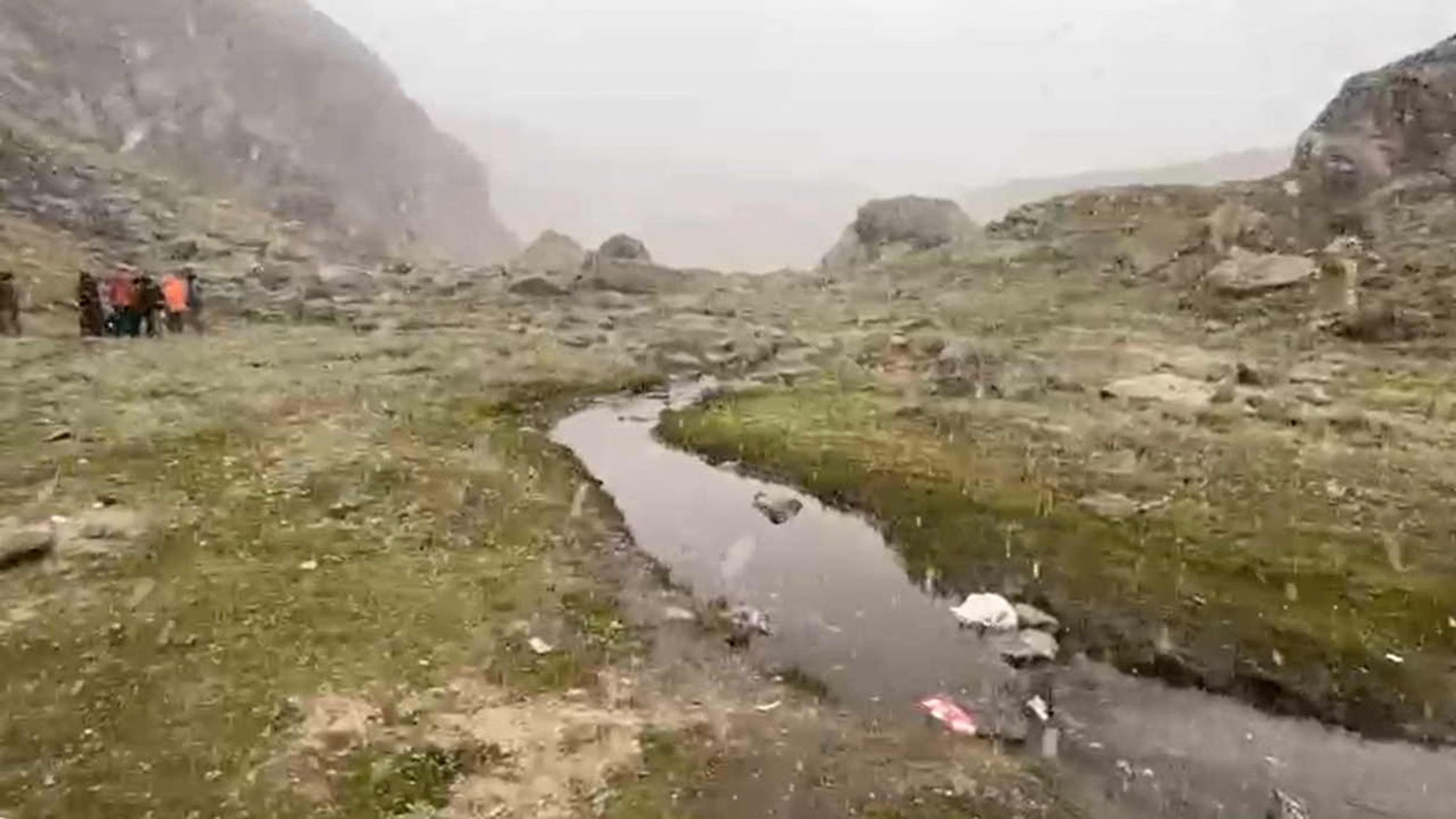 उत्तराखंड में बर्फबारी का आगाज: बदरीनाथ-सतोपंथ ट्रैक पर चक्रतीर्थ में गिरी सीजन की पहली बर्फ; सफेद चादर में लिपटीं हिमालयी चोटियां