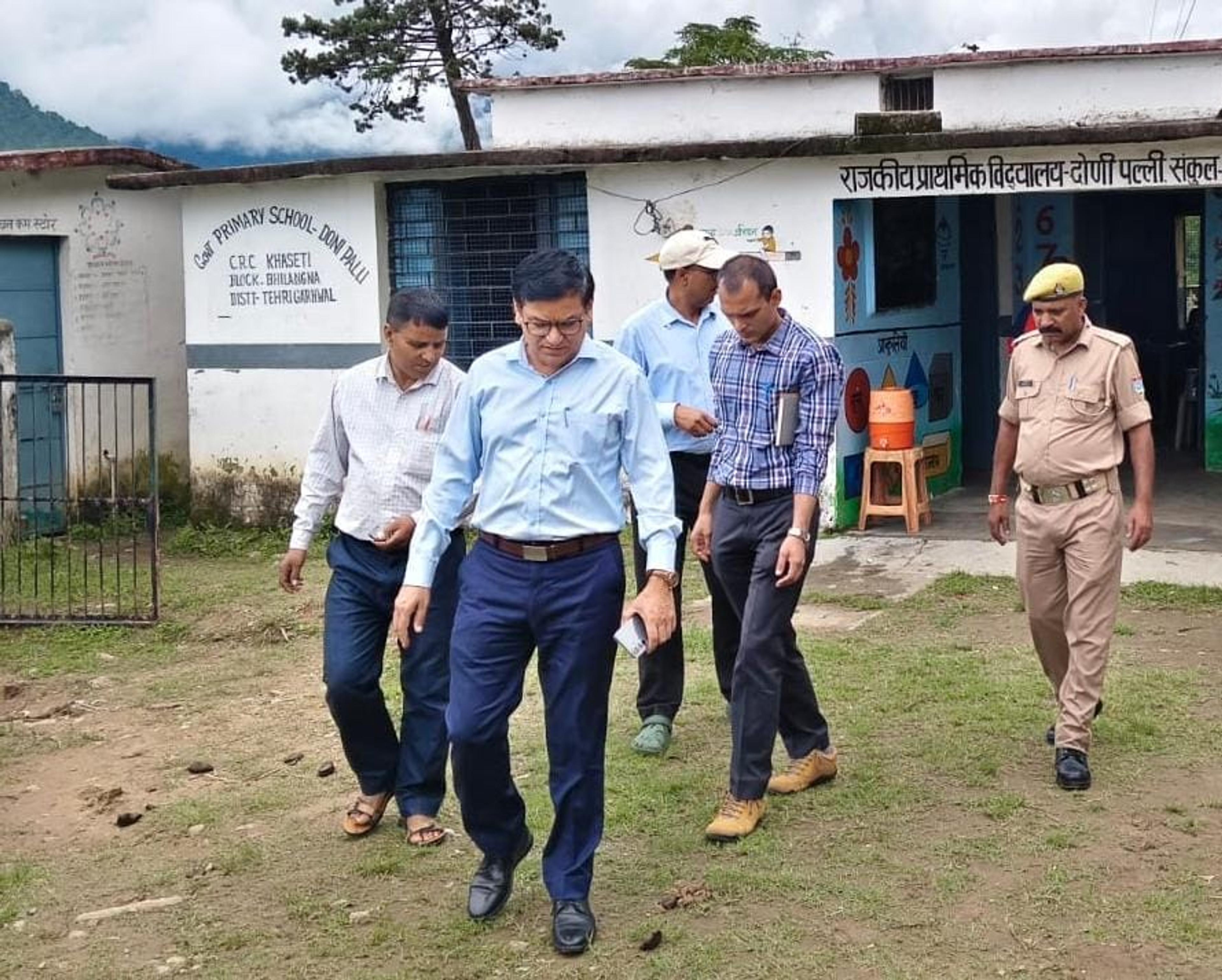 टिहरी: स्कूलों के औचक निरीक्षण पर पहुंचे ADM शैलेन्द्र सिंह नेगी; बिना बताए गैरहाजिर मिले शिक्षकों को नोटिस, क्लास में बच्चों से पूछे सवाल