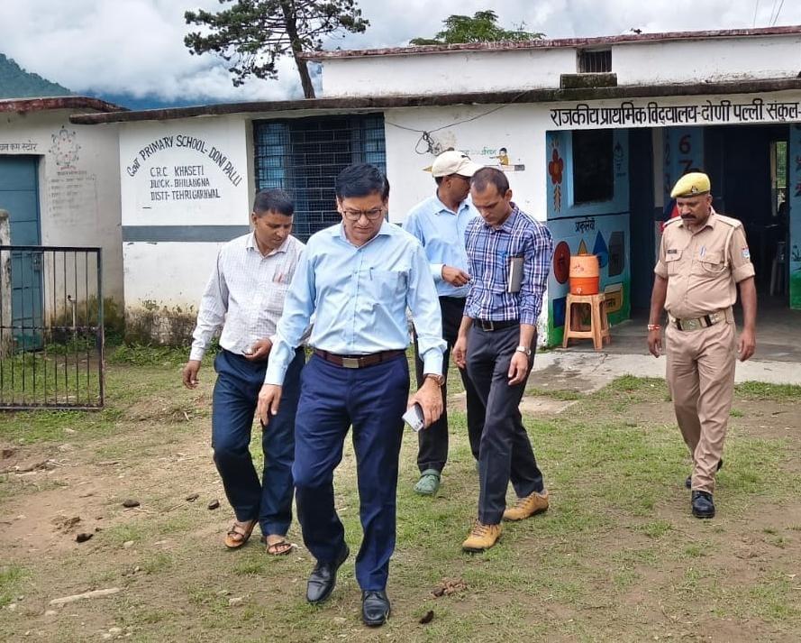 टिहरी: स्कूलों के औचक निरीक्षण पर पहुंचे ADM शैलेन्द्र सिंह नेगी; बिना बताए गैरहाजिर मिले शिक्षकों को नोटिस, क्लास में बच्चों से पूछे सवाल