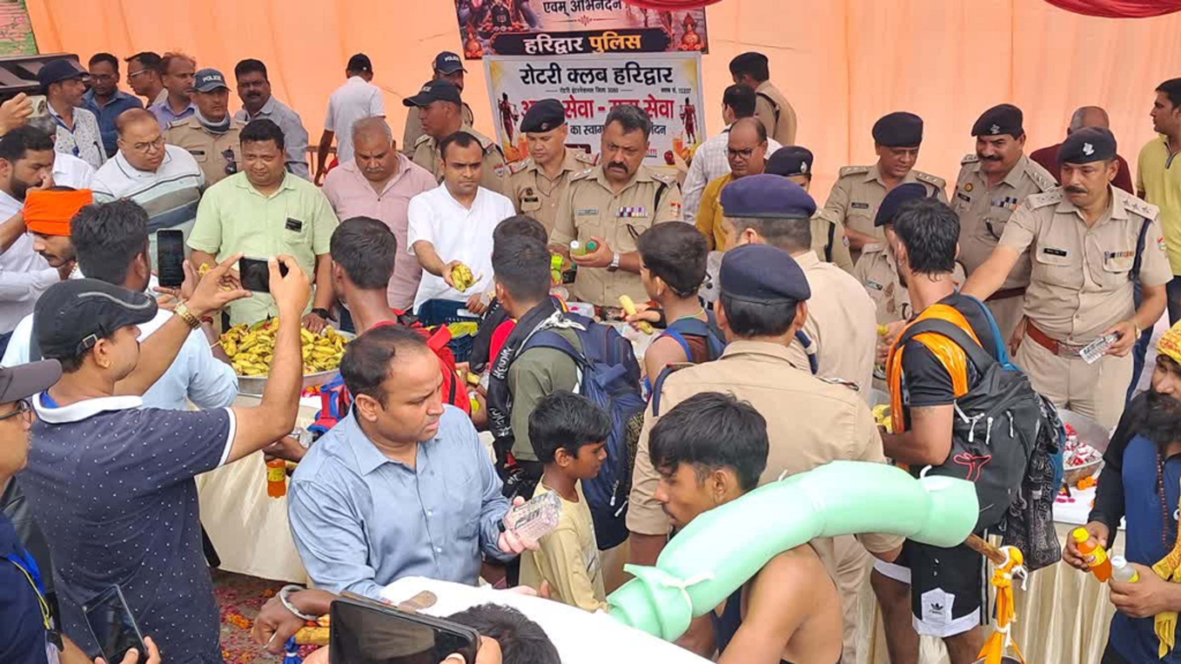 हरिद्वार में ‘बम-बम भोले’ की गूंज: 50 लाख पार पहुंचा कांवड़ियों का आंकड़ा, DM-SSP ने फूल बरसाकर किया स्वागत