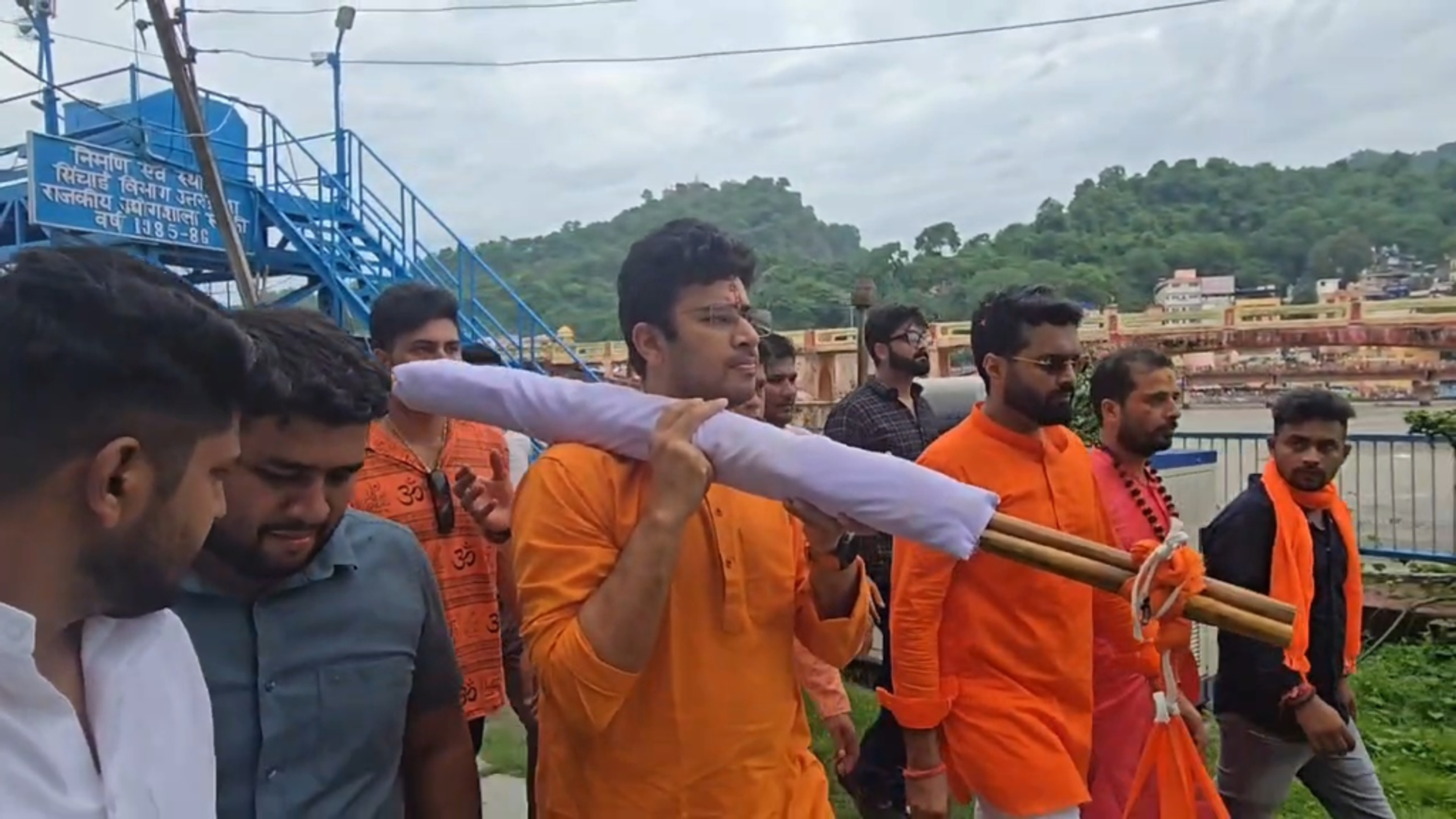 BJYM अध्यक्ष तेजस्वी सूर्या ने उठाई कांवड़: हरिद्वार से ऋषिकेश तक करेंगे 26 किमी की पदयात्रा, युवाओं से की सनातन से जुड़ने की अपील