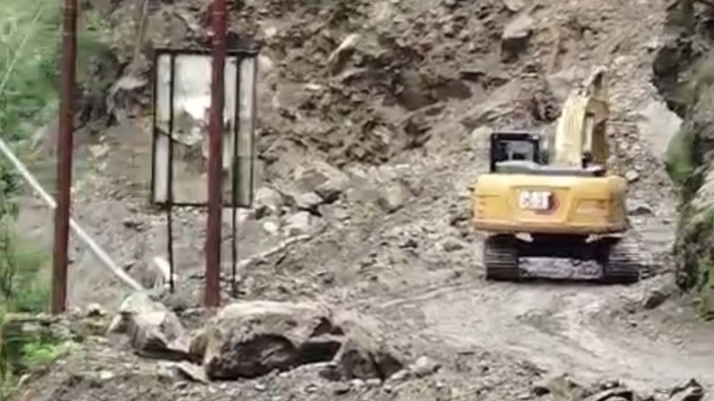 रुद्रप्रयाग में भारी बारिश का ऑरेंज अलर्ट: कक्षा 1 से 12 तक के सभी स्कूल और आंगनबाड़ी बंद; यमुनोत्री हाईवे पर मलबे से आवाजाही ठप