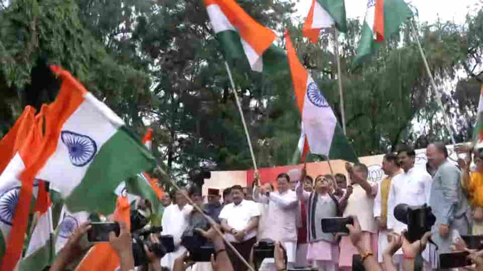 देहरादून में भाजपा की भव्य तिरंगा यात्रा: सीएम धामी बोले– ‘देवभूमि के मूल स्वरूप से खिलवाड़ बर्दाश्त नहीं’