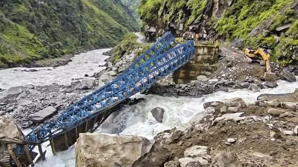 पिथौरागढ़ में धारचूला-तवाघाट NH पर कूलागाड़ पुल क्षतिग्रस्त: पहाड़ से गिरे भारी बोल्डर