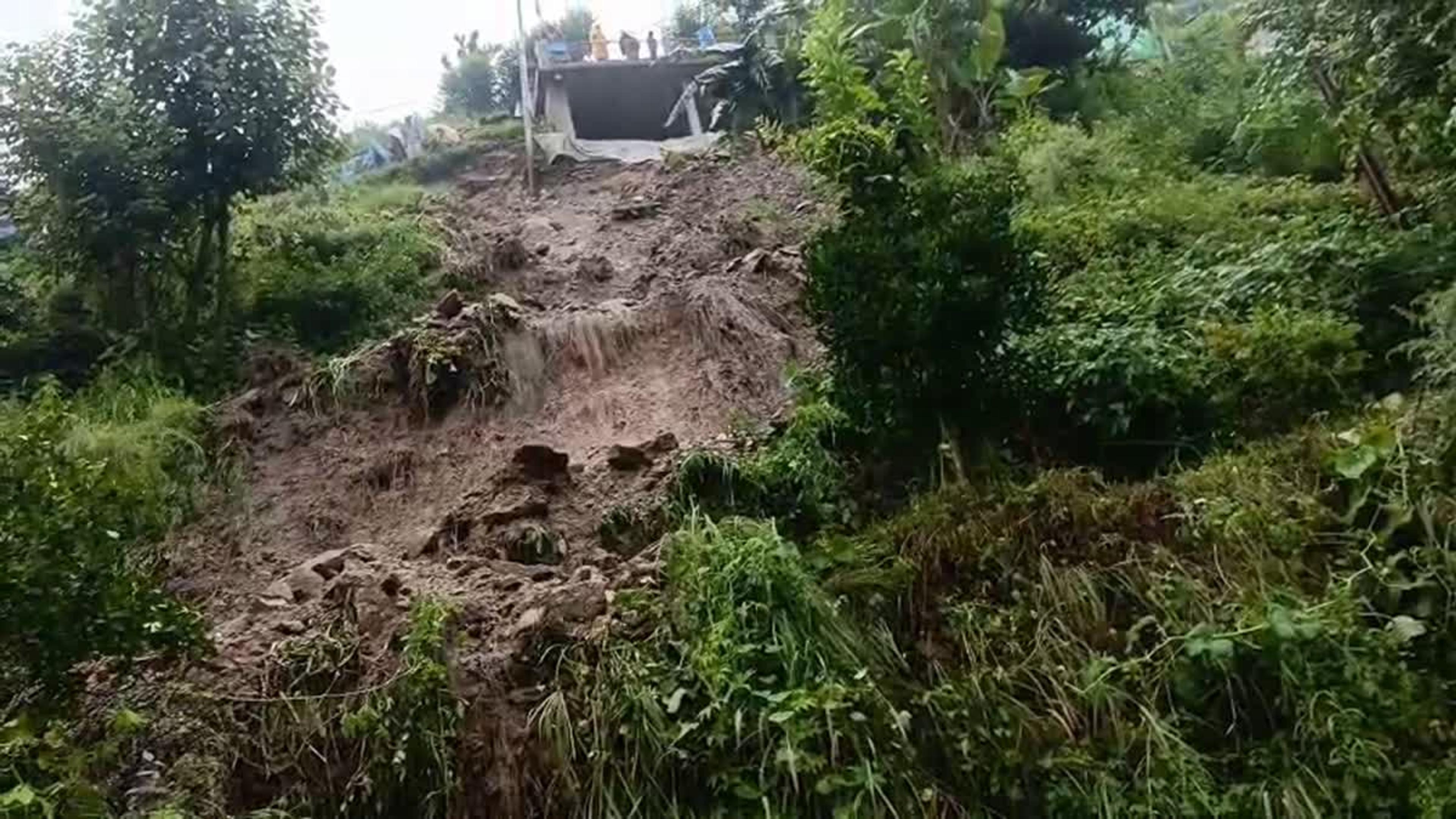 उत्तरकाशी के उडरी गांव में पहाड़ी से गिरा भारी मलबा: 5 घरों में घुसे बोल्डर, भागकर बची ग्रामीणों की जान; दहशत का माहौल